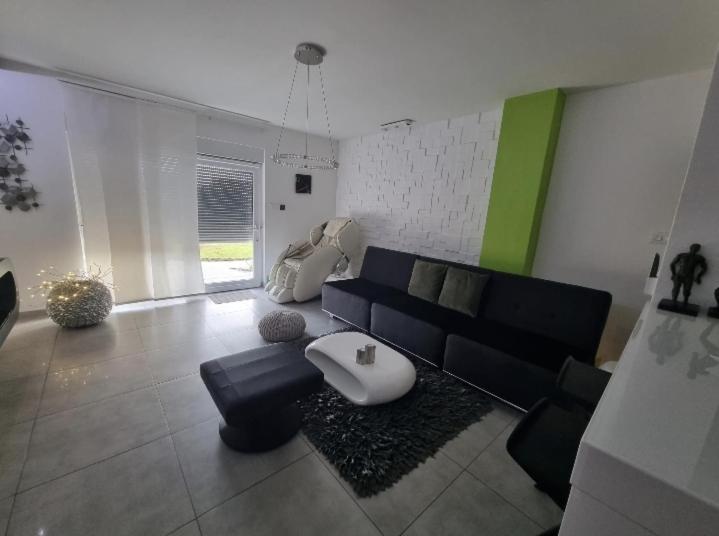 Apartment Plaza ----Wallbox 11Kw 16A ----- Private Spa- Jacuzzi, Infrared Sauna, Luxury Massage Chair, Parking, Entry With Pin 0 - 24H, Free Cancellation 24 Hours Before Check In Slavonski Brod Eksteriør billede