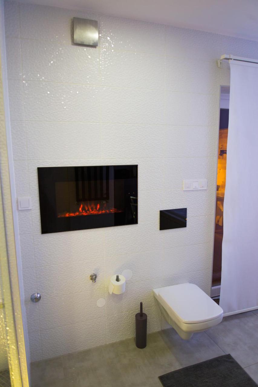 Apartment Plaza ----Wallbox 11Kw 16A ----- Private Spa- Jacuzzi, Infrared Sauna, Luxury Massage Chair, Parking, Entry With Pin 0 - 24H, Free Cancellation 24 Hours Before Check In Slavonski Brod Eksteriør billede