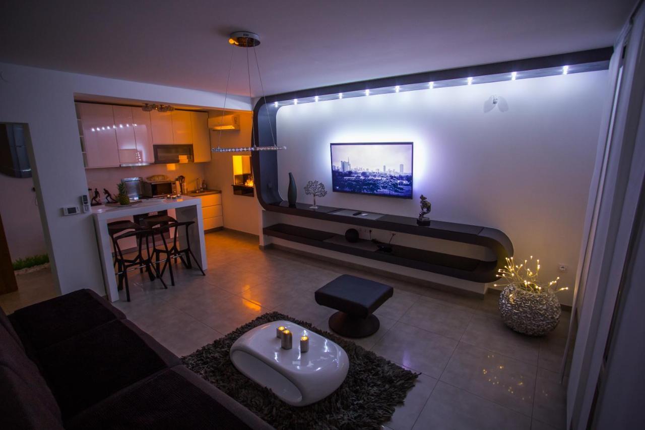 Apartment Plaza ----Wallbox 11Kw 16A ----- Private Spa- Jacuzzi, Infrared Sauna, Luxury Massage Chair, Parking, Entry With Pin 0 - 24H, Free Cancellation 24 Hours Before Check In Slavonski Brod Eksteriør billede