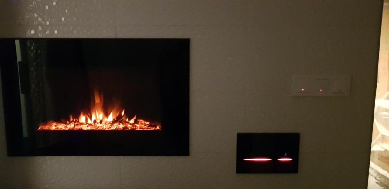 Apartment Plaza ----Wallbox 11Kw 16A ----- Private Spa- Jacuzzi, Infrared Sauna, Luxury Massage Chair, Parking, Entry With Pin 0 - 24H, Free Cancellation 24 Hours Before Check In Slavonski Brod Eksteriør billede