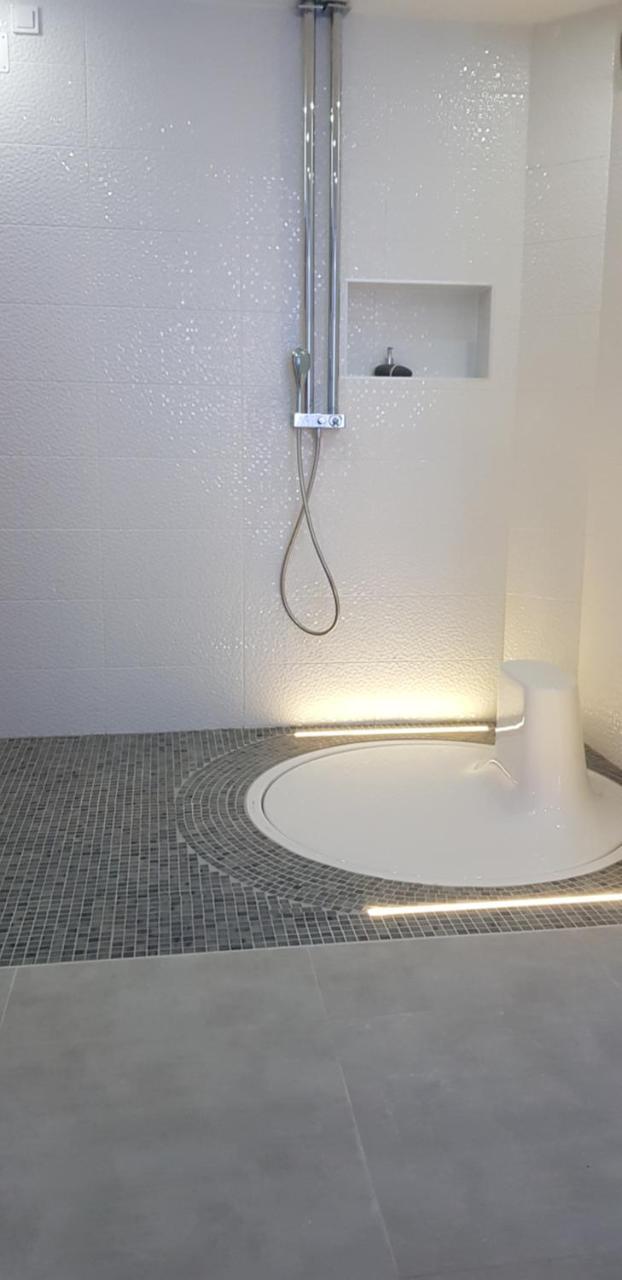 Apartment Plaza ----Wallbox 11Kw 16A ----- Private Spa- Jacuzzi, Infrared Sauna, Luxury Massage Chair, Parking, Entry With Pin 0 - 24H, Free Cancellation 24 Hours Before Check In Slavonski Brod Eksteriør billede